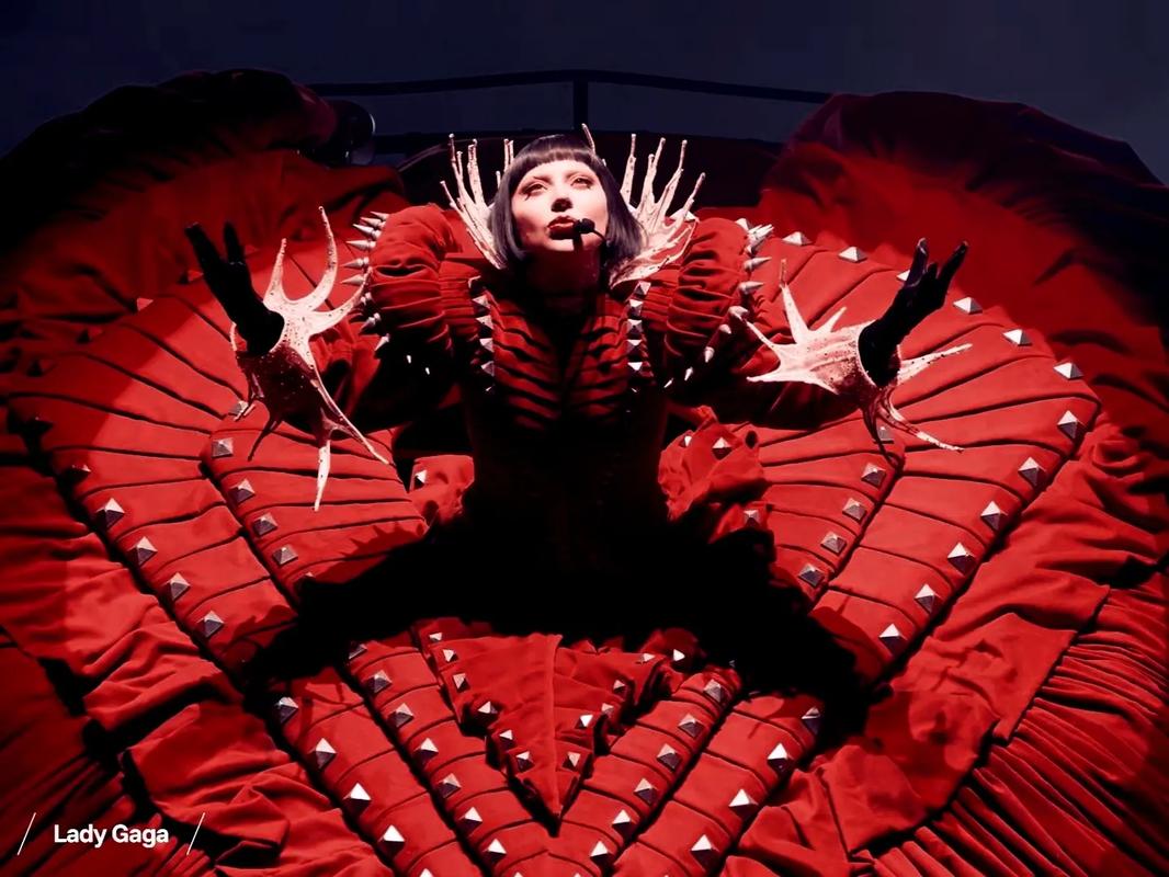 LadyGaga无人机演唱会,科技与舞台如何颠覆传统?-图3 LadyGaga无人机演唱会,科技与舞台如何颠覆传统?-图3