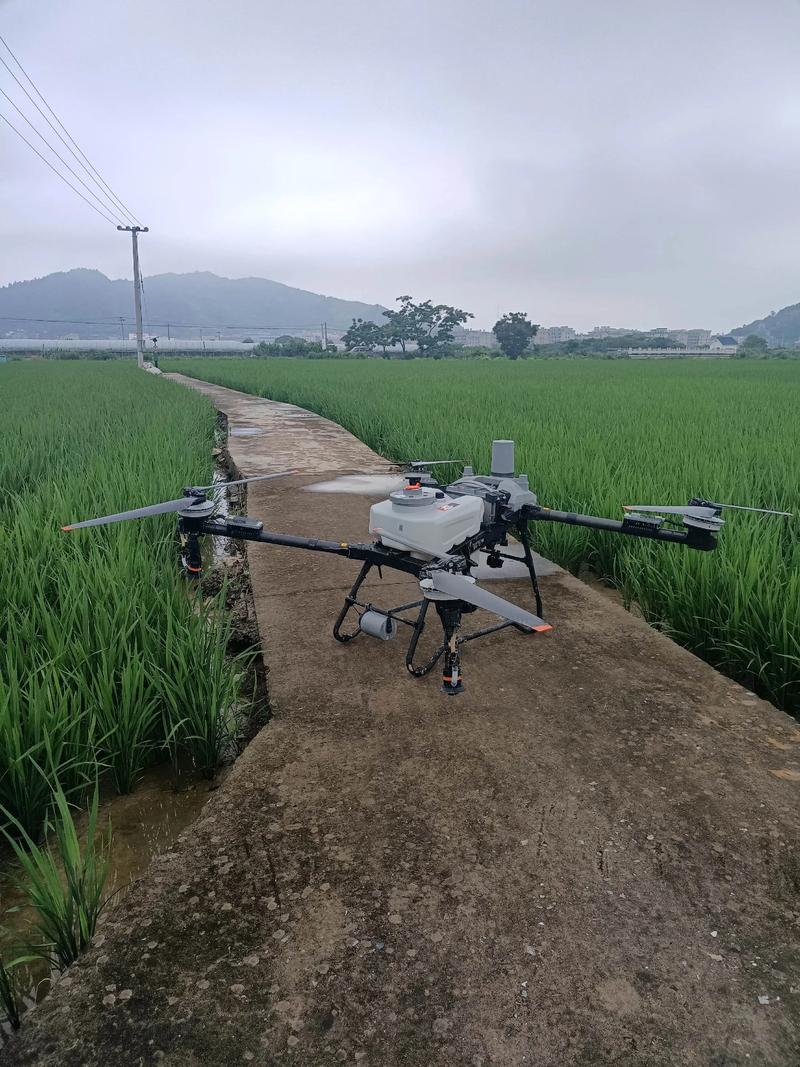 农业无人机喷洒农药，效率与安全如何兼顾？-图2