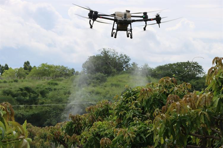 无人机洒农药远距离飞行有何优势？-图2