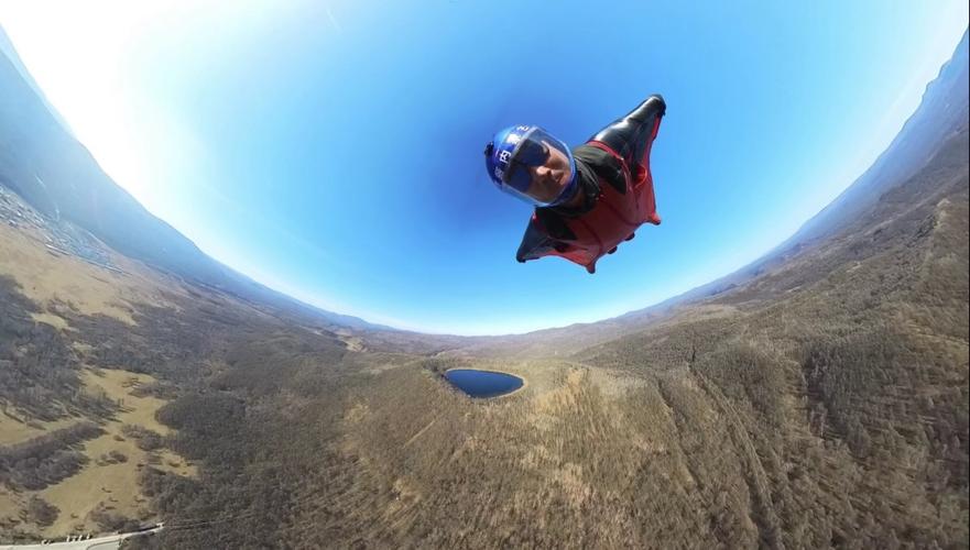 无人机航拍男子绝美风景中做什么？-图2