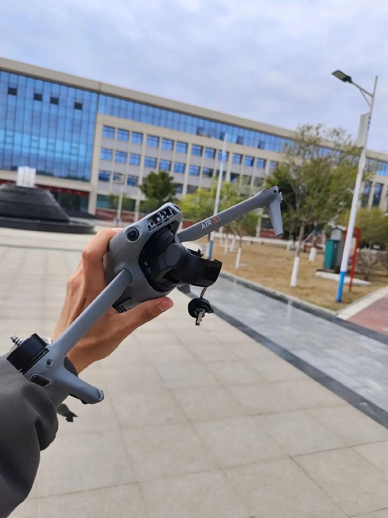 手机如何秒变无人机？改装视频太酷了！-图1