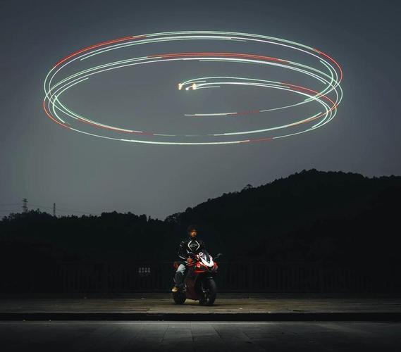 无人机晚上可以拍到人吗-图1