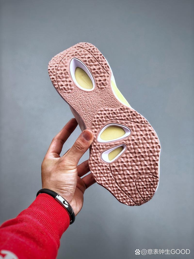 Flyknit技术如何重塑运动鞋舒适体验?-图2 Flyknit技术如何重塑运动鞋舒适体验?-图2