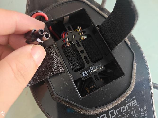 parrot无人机如何开关机？-图2