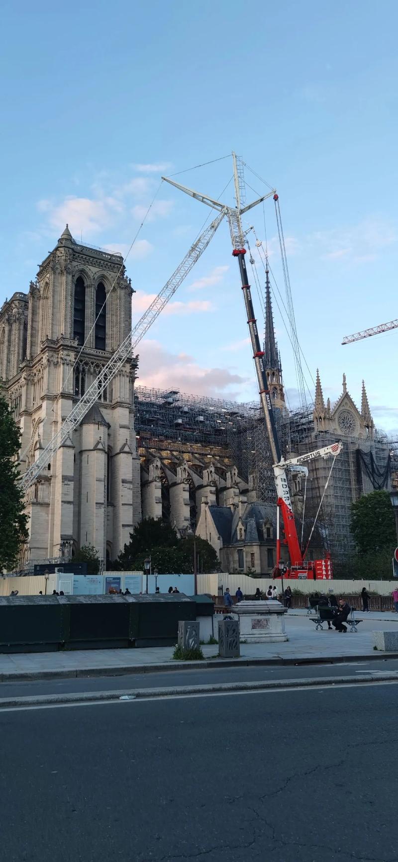 巴黎圣母院无人机如何精准灭火？-图2